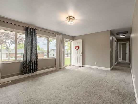 3rd image of 114 Oakwood Est