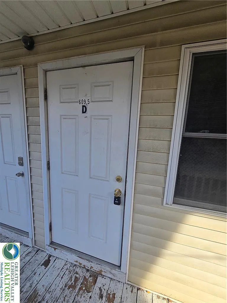 2 bed, $1,300 — Photo 1
