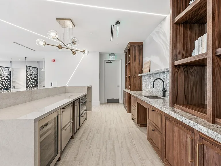 Seraph Luxury Downtown Apartments — Photo 34