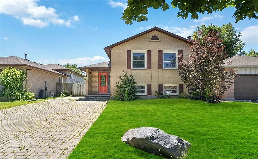 71 Blanchard Crescent London — Photo 2