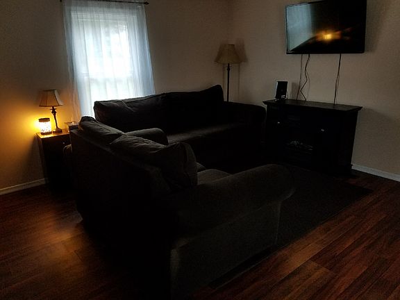 4th image of 650 Roseann Ln