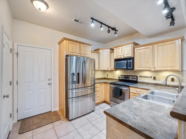 907 N Farmington Xing, Farmington, UT 84025