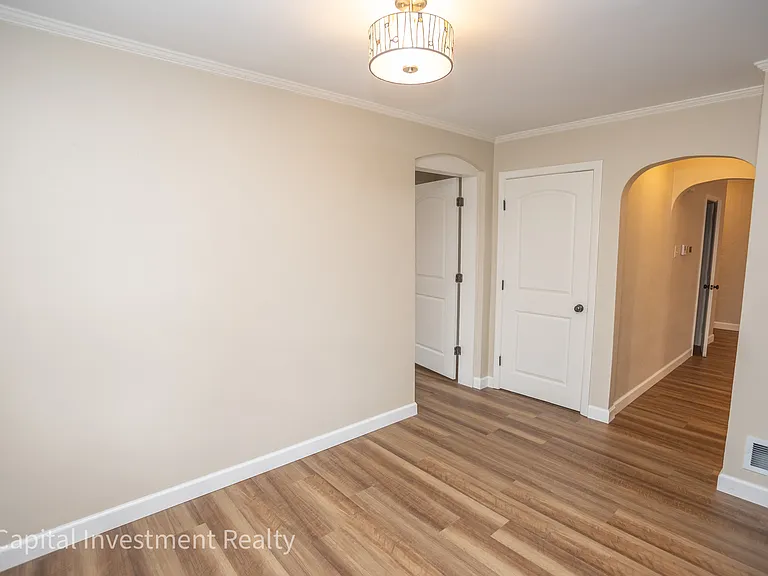 1120 E McCarty St — Photo 15