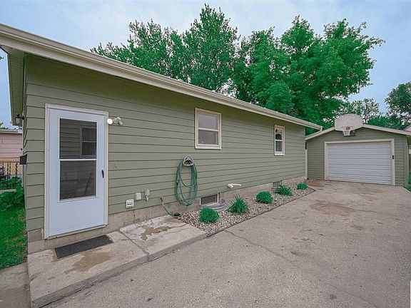 3rd image of 706 Pacquette Ave