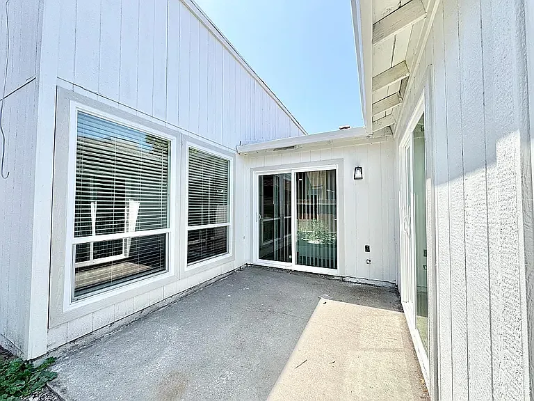 3 bed, 1145 sqft, $2,495 — Photo 4