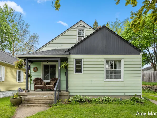 884 Hollywood St NE, Grand Rapids, MI 49505