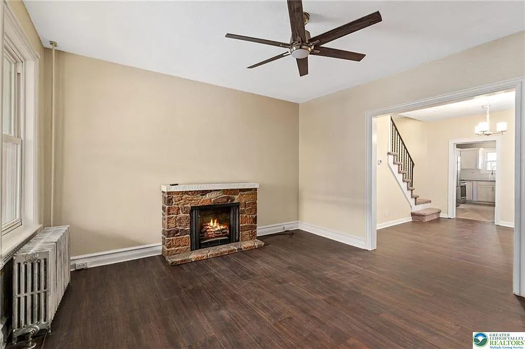 4 bed, 1.0 bath, 1382 sqft, $1,750 — Photo 3