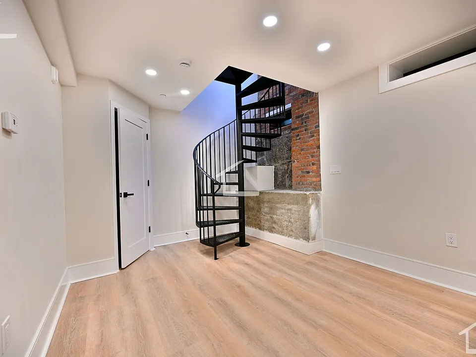 18 Winchester St