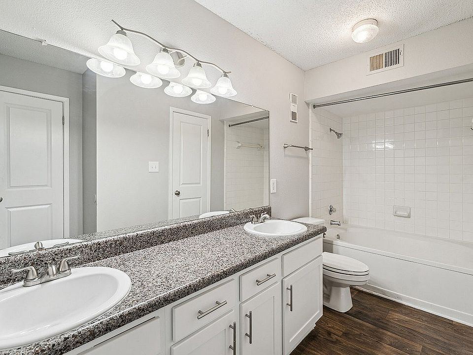 Bathroom with 2 sinks