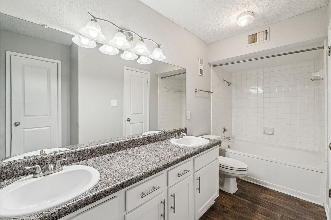 Bathroom with 2 sinks