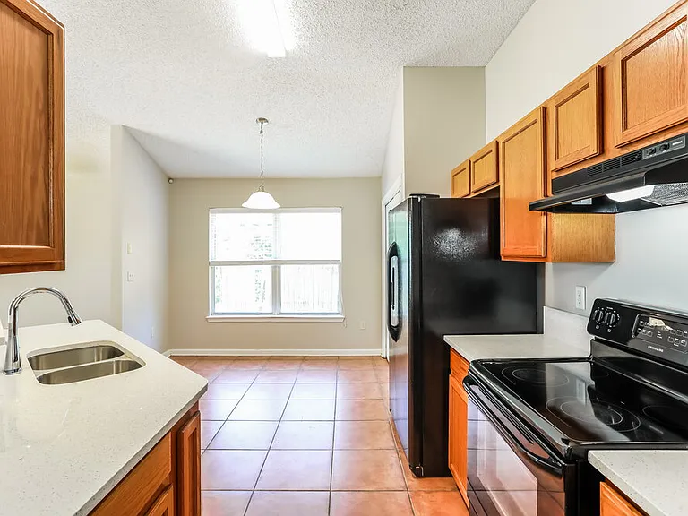 8073 Leafcrest Dr — Photo 8