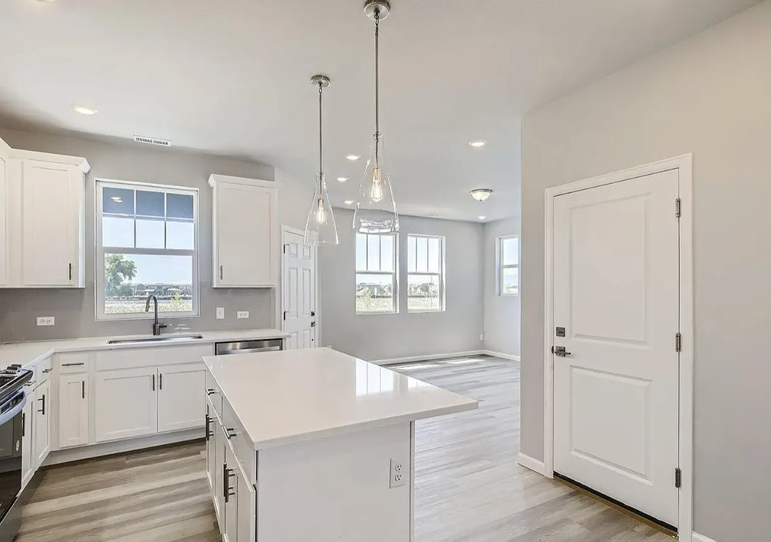 Stunning South-Facing Home with Mountain Views & Modern Finishes! — Photo 4