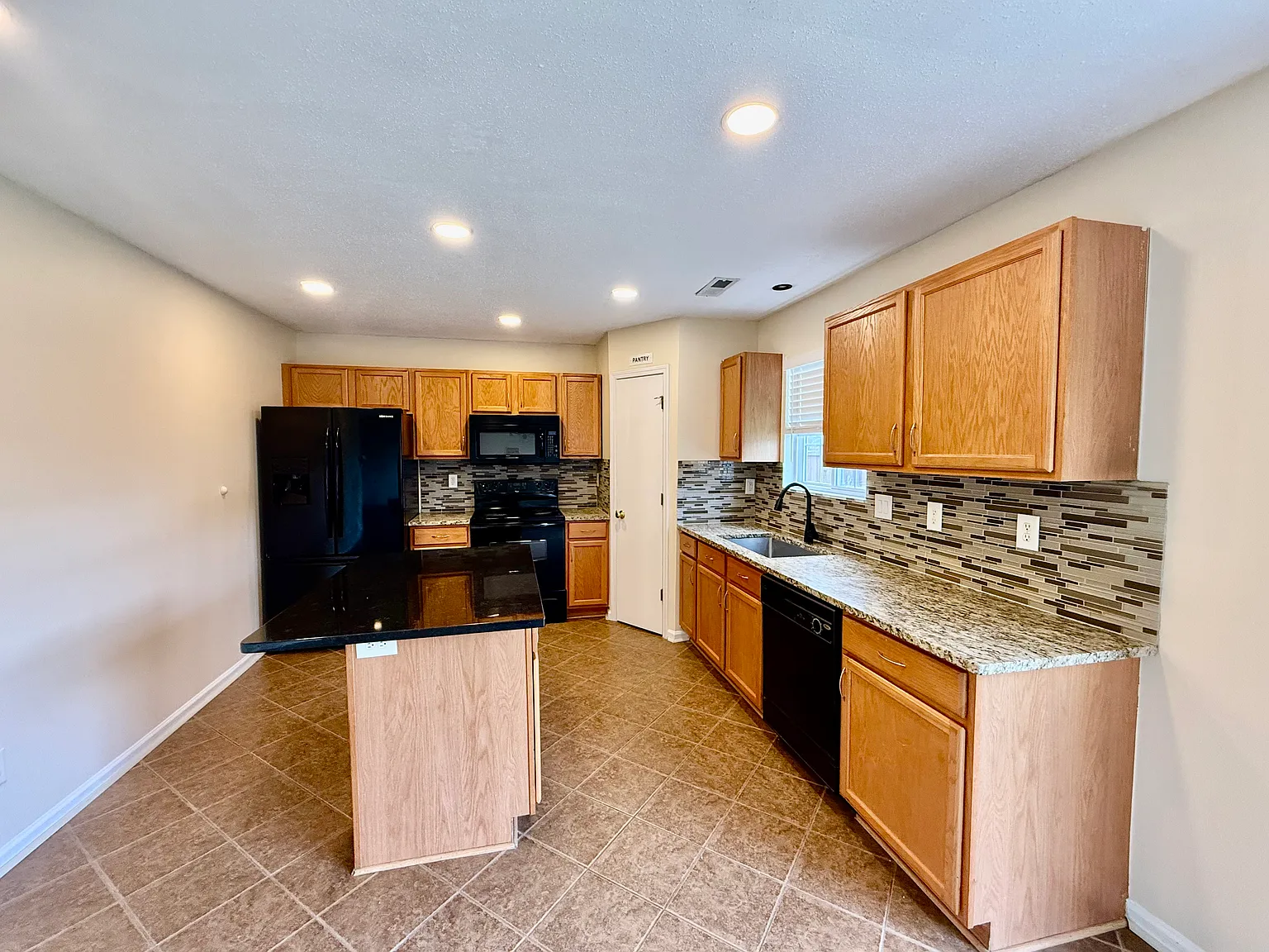 4 bed, 2.5 bath, 2349 sqft, $2,100 — Photo 3