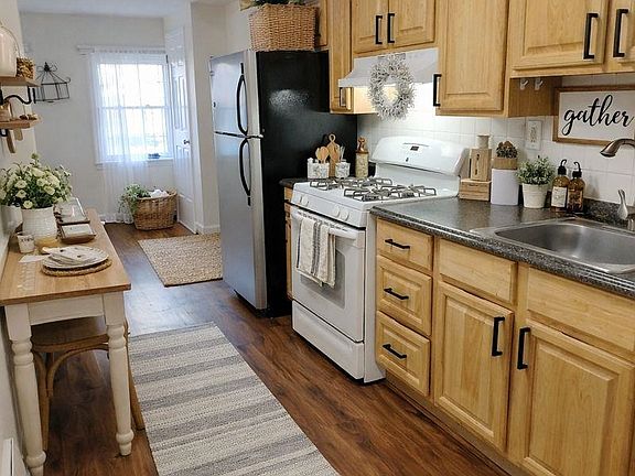 3rd image of 201 York St #1