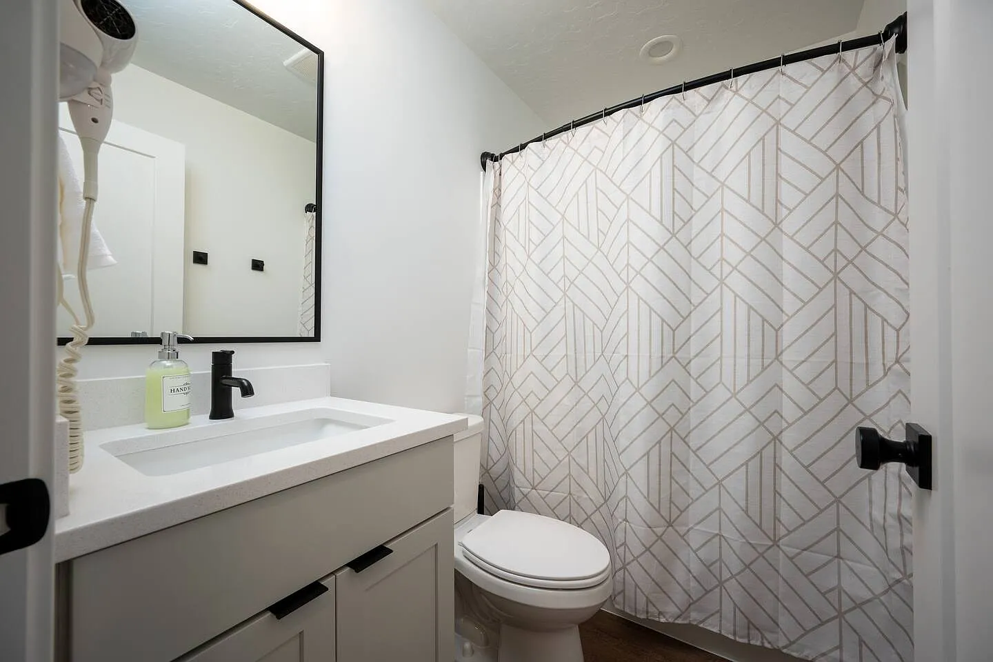 3 bed, 2.5 bath, $4,850 — Photo 4
