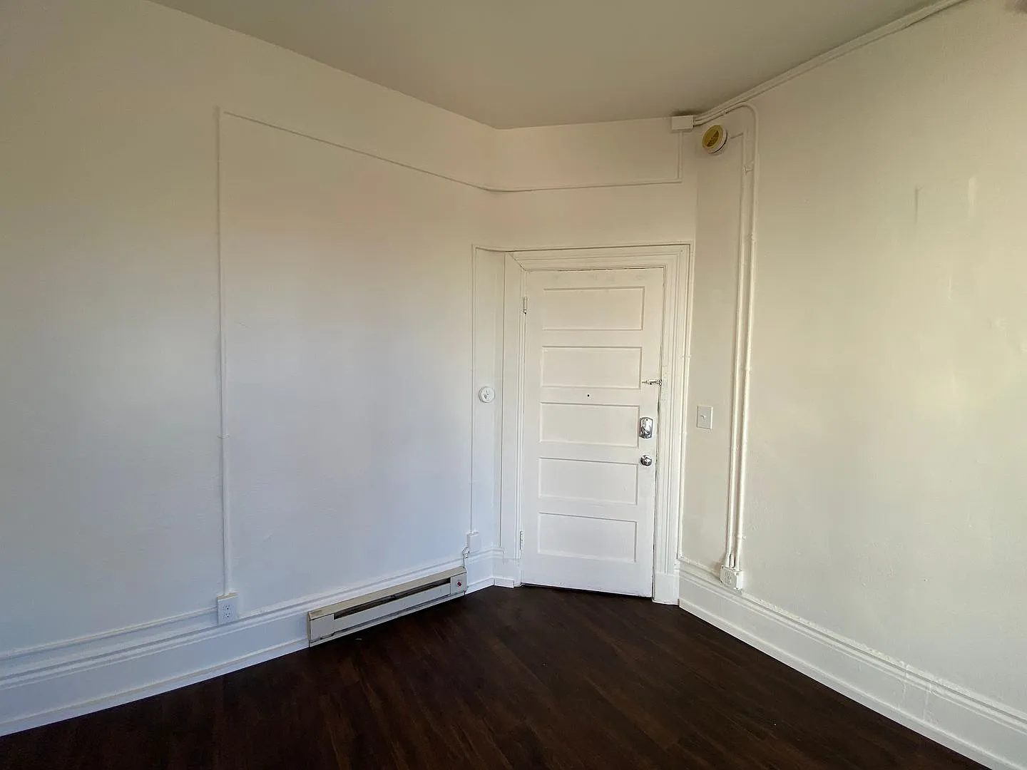 Top Floor, Private Room (SRO) Available! Laundry On-Site! — Photo 2