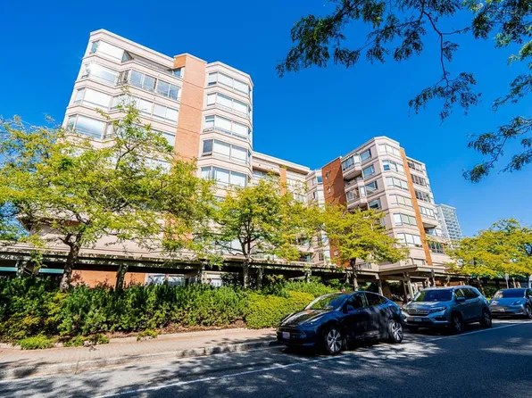 15111 Russell Ave #502, White Rock, BC V4B 2P4
