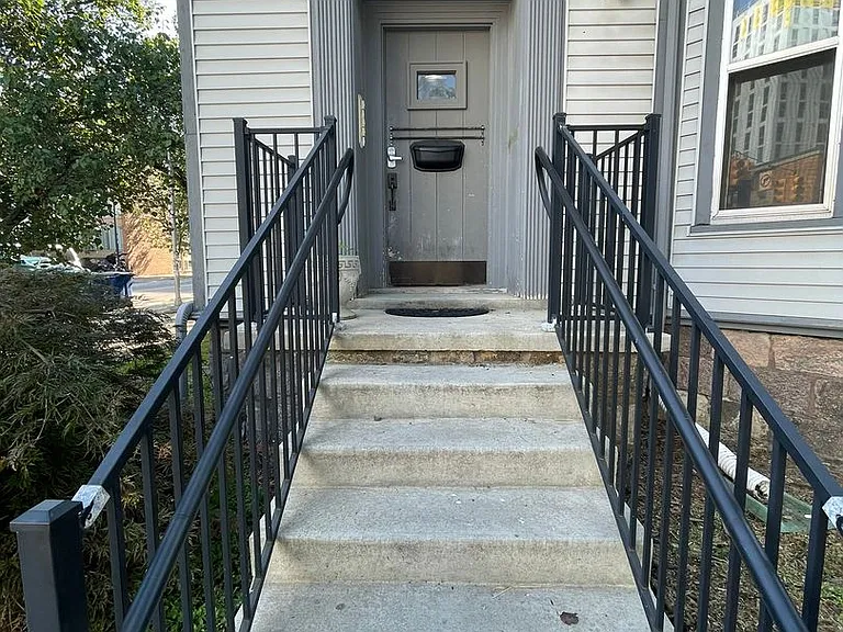 401 S Division St — Photo 1