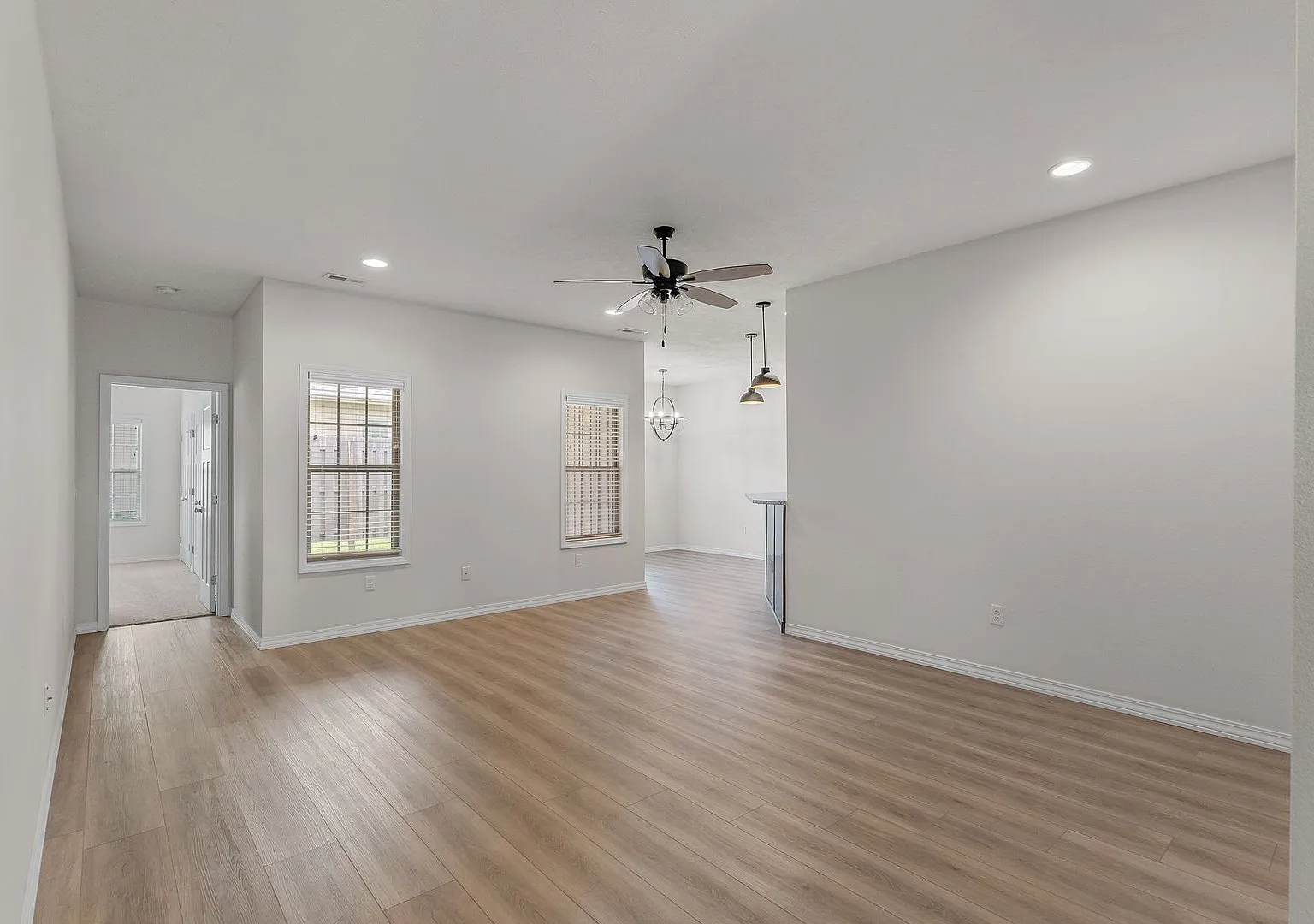 New Luxury 3 Bed 2 Bath 2 Car Garage Duplex — Photo 2
