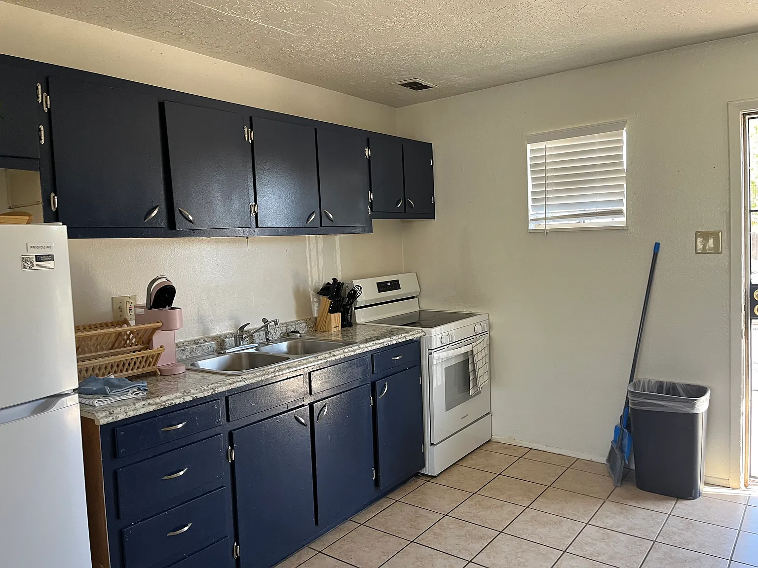 Totally Remodeled 2 Bedroom w/ Private Yard and Washer / Dryer in Unit — Photo 2