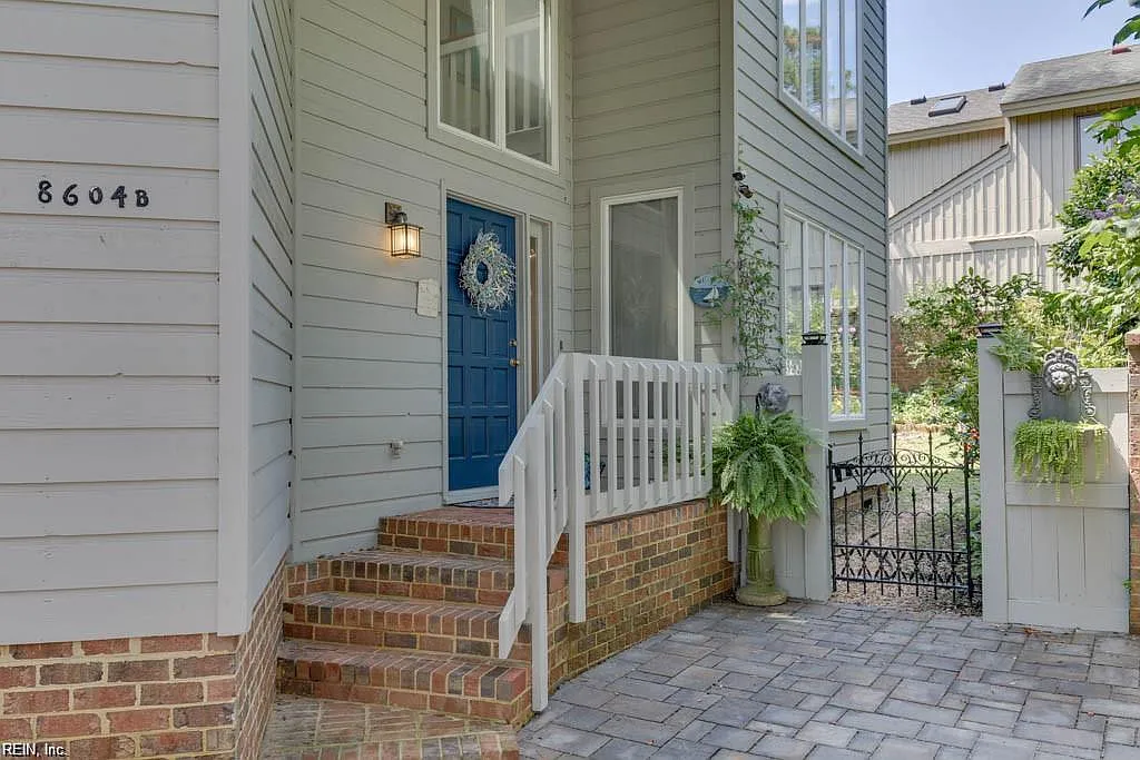 3 bed, 2.5 bath, 2600 sqft, $2,800 — Photo 1
