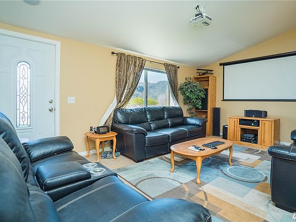 4th image of 690 S Larch Ave