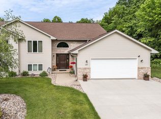 1360 Springbrook Dr, Baraboo, WI 53913