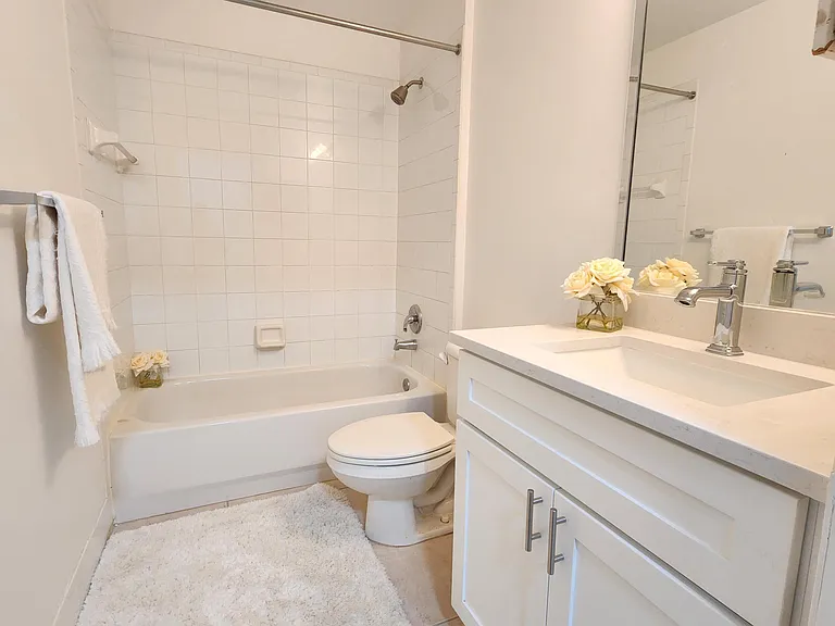 2060 Greenview Shores Blvd #305 — Photo 10