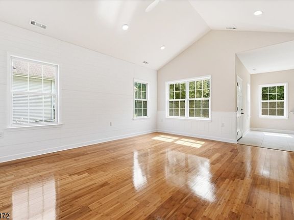 3rd image of 32 Gabriella Cir