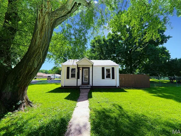 300 Pennsylvania Ave, South Roxana, IL 62087