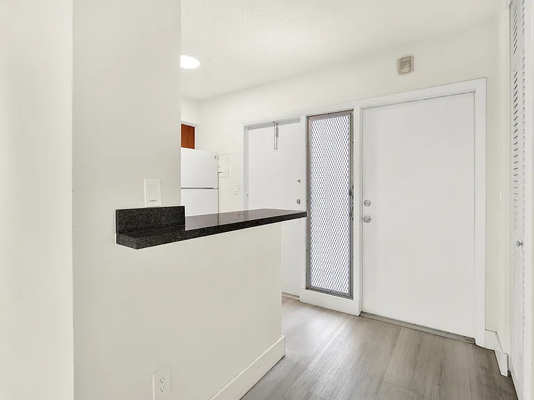 416 Santander Ave — Photo 17