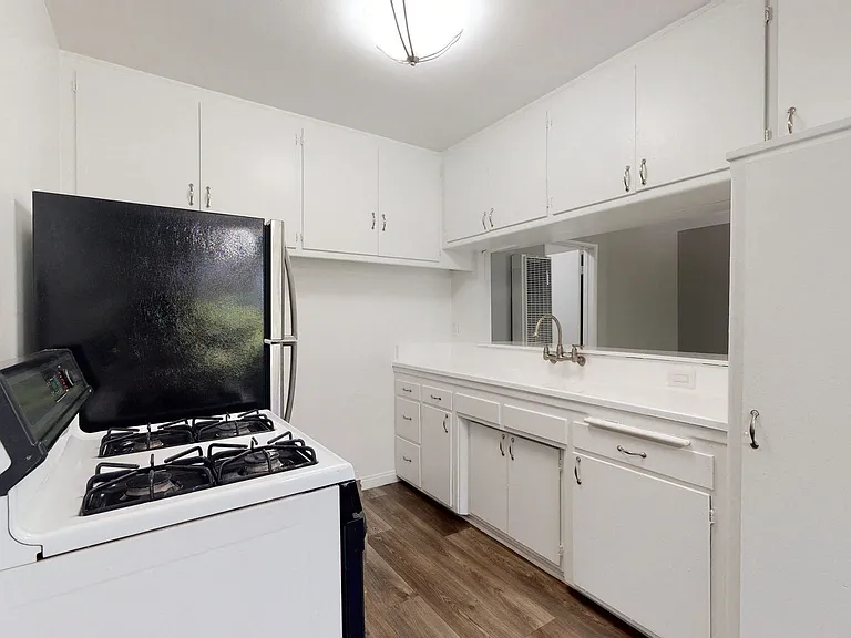 Overland Avenue Apartments — Photo 24