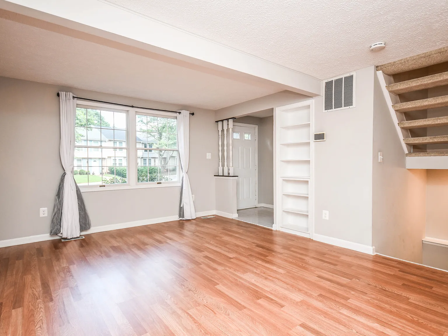3 bed, 2.5 bath, 1220 sqft, $2,700 — Photo 2