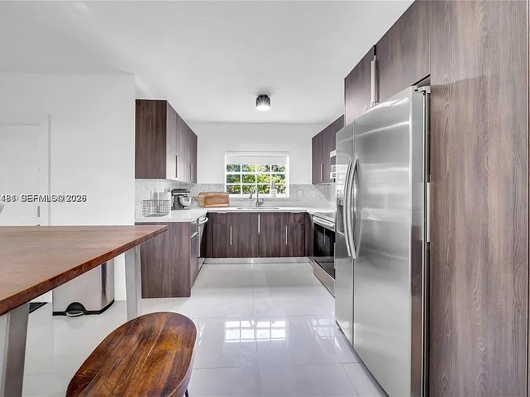 555 NE 127th St — Photo 16