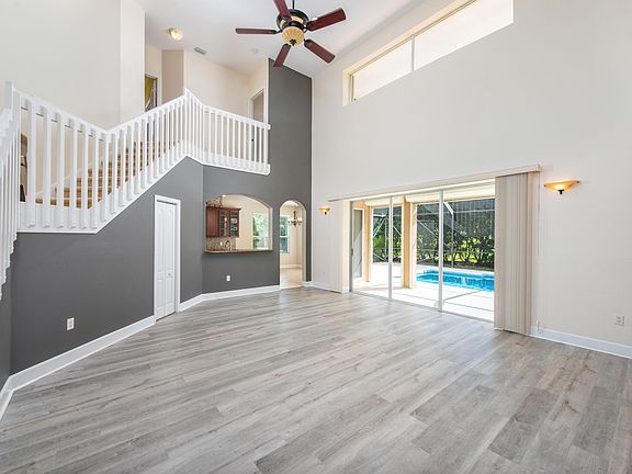 5th image of 885 Chatsworth Dr
