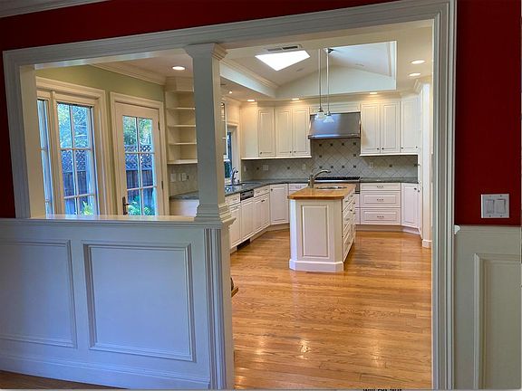 4th image of 1378 Johnson St