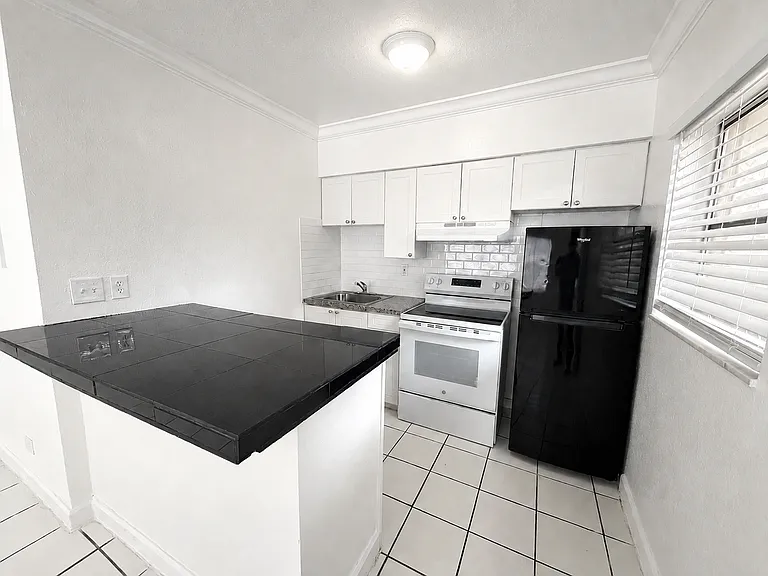 715 SW 14th Ave — Photo 3