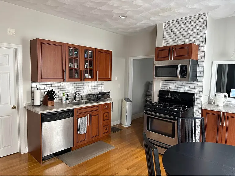 166 Glen St #1 — Photo 4