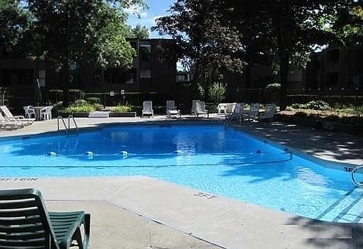 5th image of 32 Shrewsbury Green Dr Unit L