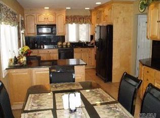 1005 Cedarhurst St, Valley Stream, NY 11581