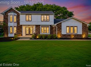 5275 Cheltenham Dr, Troy, MI