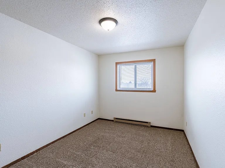 Fargo, ND Plumtree Apartments | Bedroom