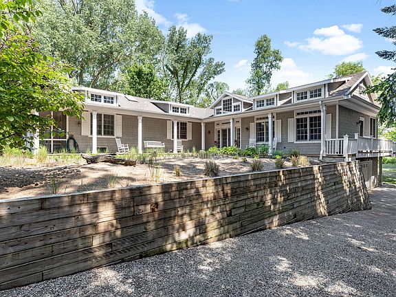 3rd image of 331 Marquette Dr