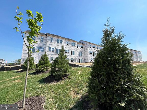3rd image of 110 Swansong Pl