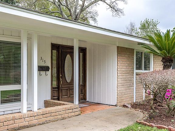 Greet your guests in style... The emptied planter area is great for some yard art or temporary seating to enjoy the neighborhood on those comfortable days.