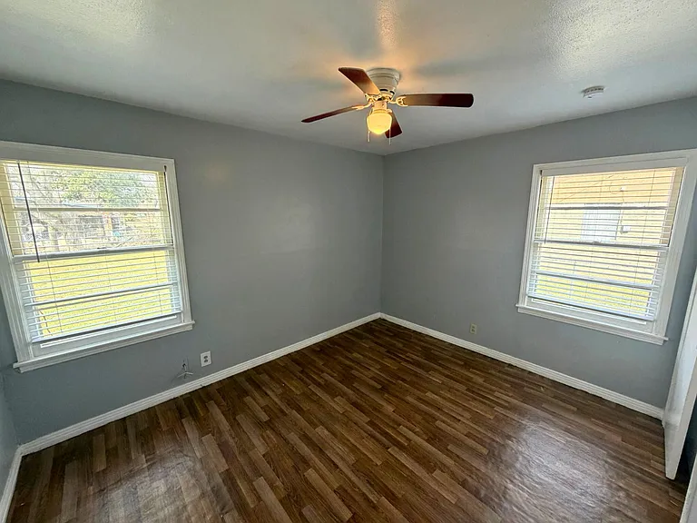 301 Charles Ln — Photo 3