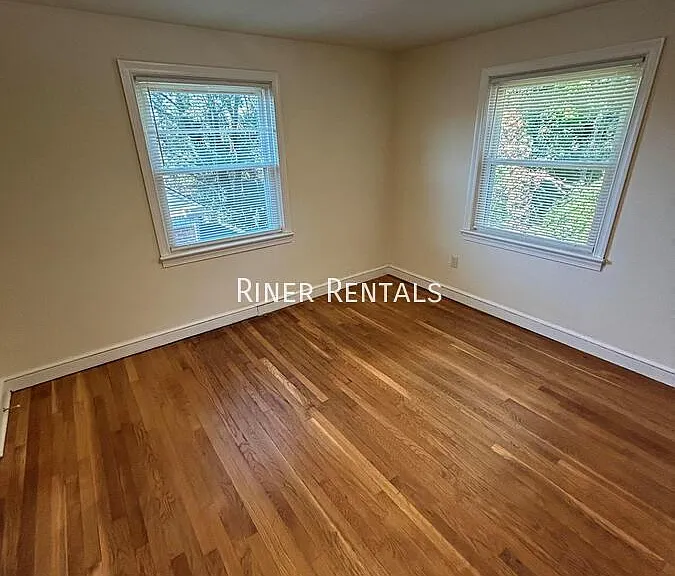 282 E Grattan St — Photo 12
