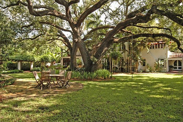 SPECTACULAR GROUNDS 28,000 SQ 