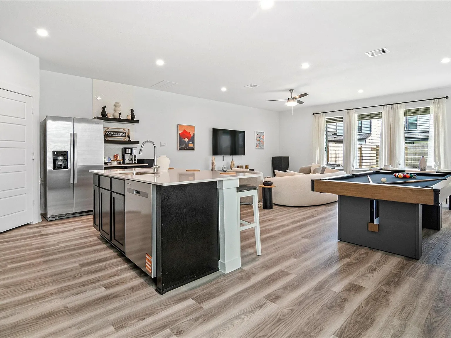 4 bed, 2.5 bath, 2166 sqft, $2,900 — Photo 2