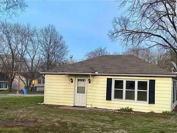 705 Yoeke St, Tonganoxie, KS 66086
